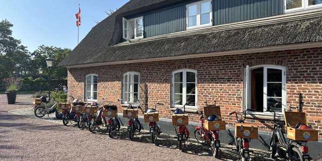 The tour that combines the nostalgic moped ride with the gastronomic Michelin experience